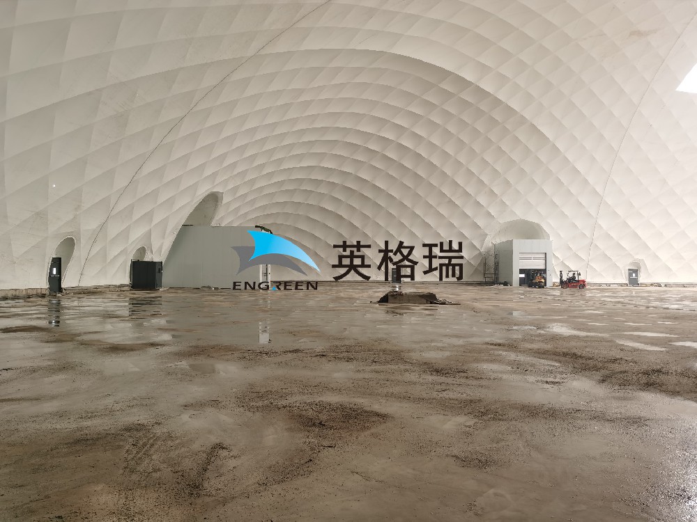 氣膜倉(cāng)庫(kù)內(nèi)部空間無(wú)礙，大型機(jī)械可自由運(yùn)行，空間利用率高