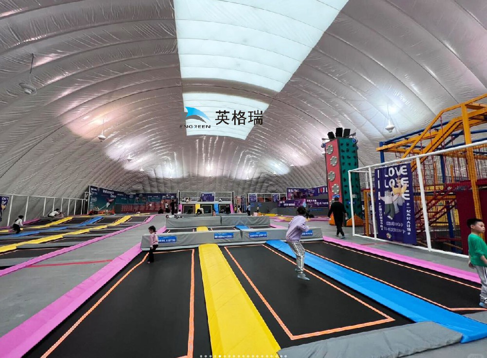搭建一個氣膜蹦床館，為孩子們營造一個游樂天堂